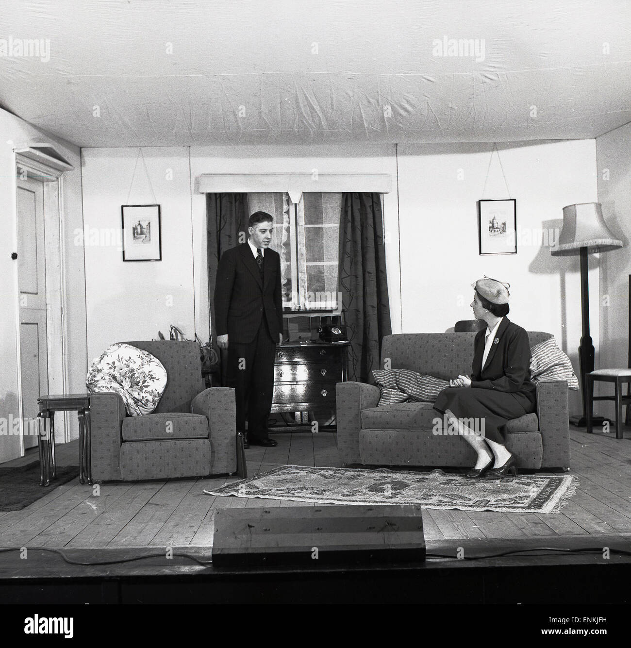 Années 1950, histoire, dramatics amateurs, deux acteurs, un homme et une femme sur une scène comme une salle de devant d'une maison jouant dans une pièce, Oxford, Angleterre, Royaume-Uni. Le théâtre amateur était une activité de loisirs populaire en Grande-Bretagne à cette époque. Banque D'Images