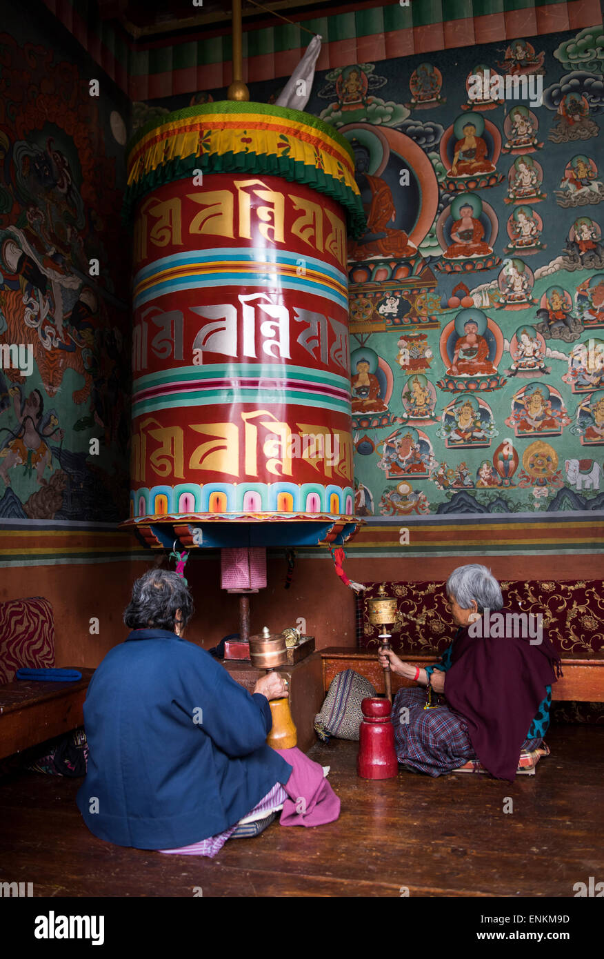 Les vieilles femmes de tourner la roue de prière à Thangtong Déouatchène Dupthop Antiq Thimphu Bhoutan Banque D'Images