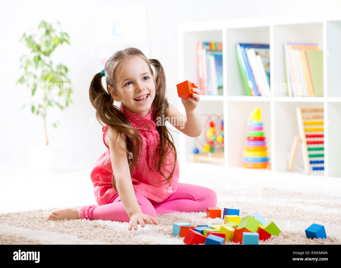 Kid enfant fille jouant sur le plancher à la maternelle ou en pépinière Banque D'Images