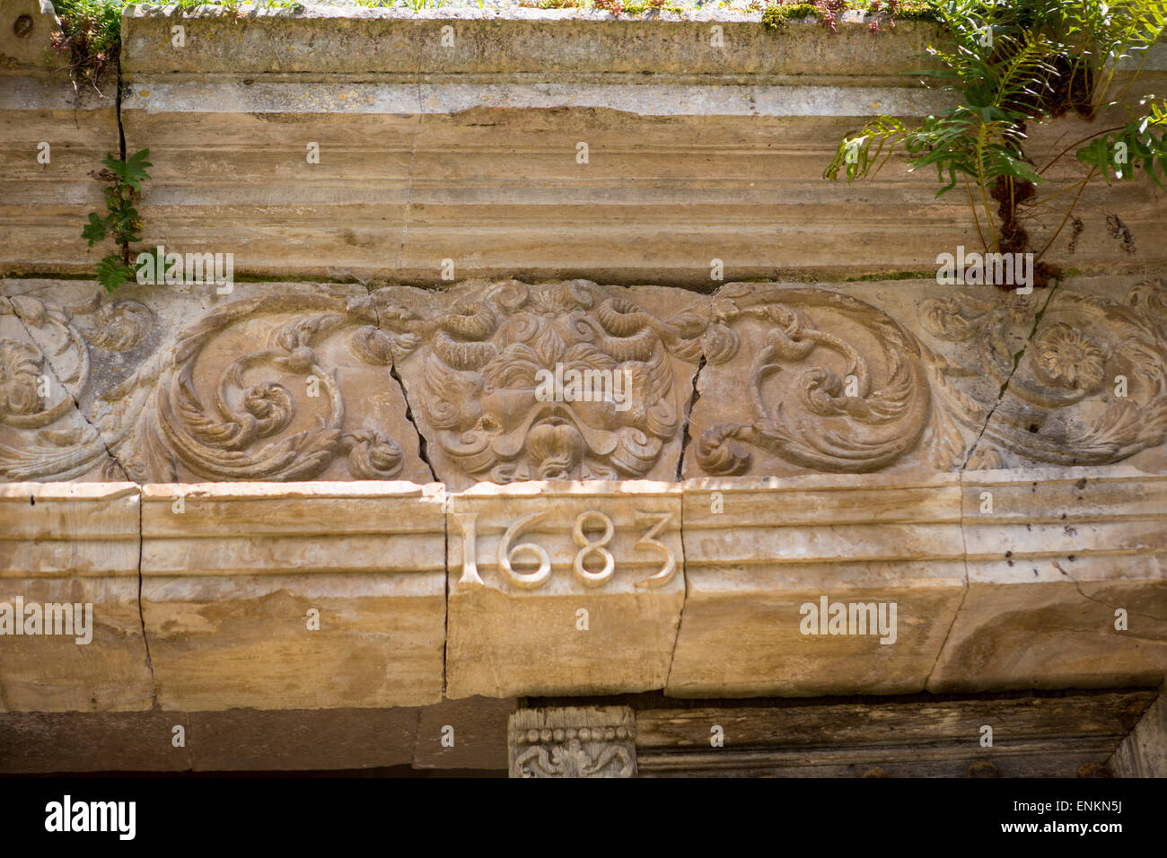 Ornement avec la date 1683 au-dessus d'une porte au château de Bruniquel, Tarn et Garonne, Midi-Pyrénées, France Banque D'Images