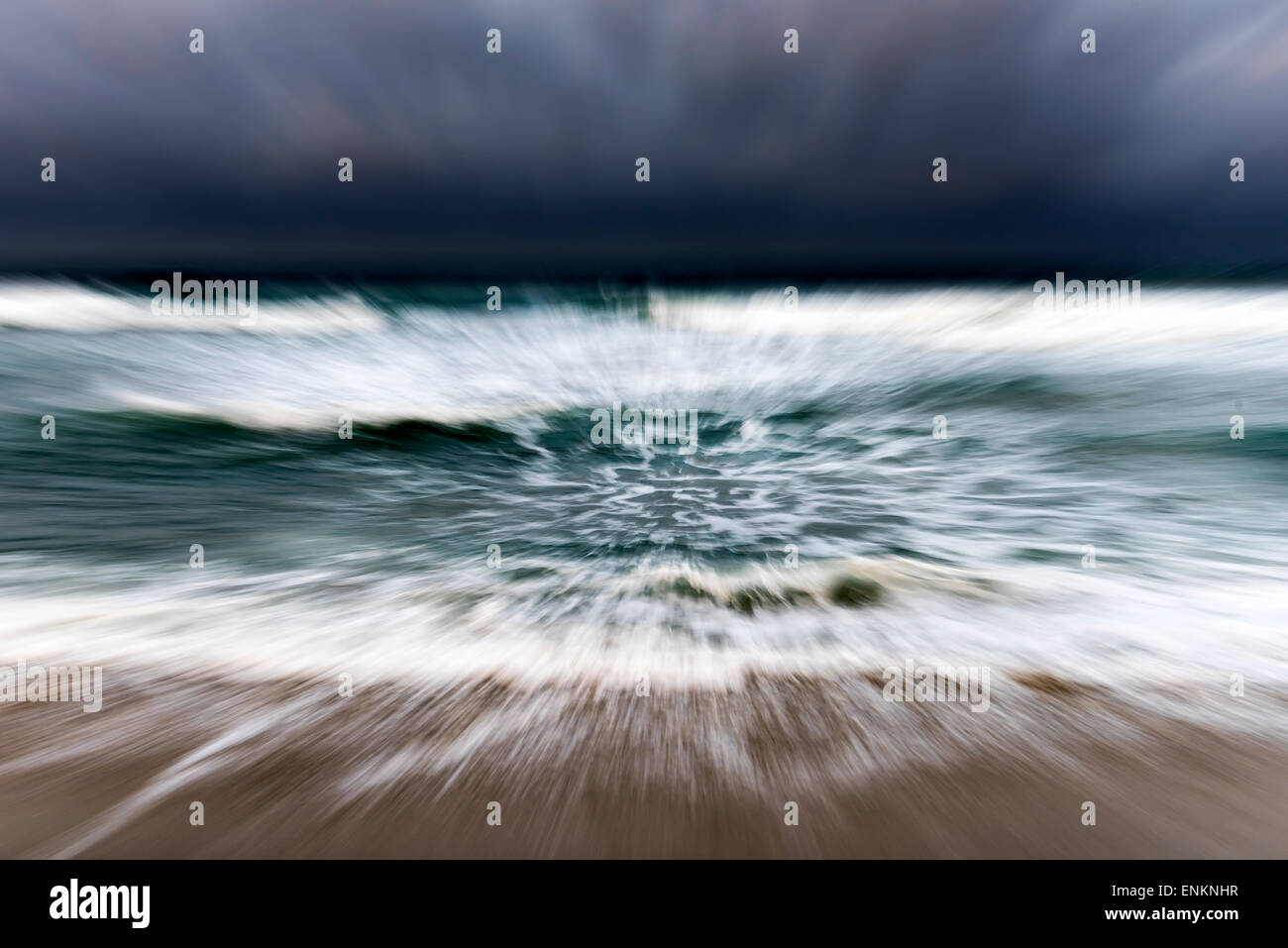 De grosses vagues et plage et moody sky au Parc National Naturel de Tayrona Santa Marta Colombie Banque D'Images