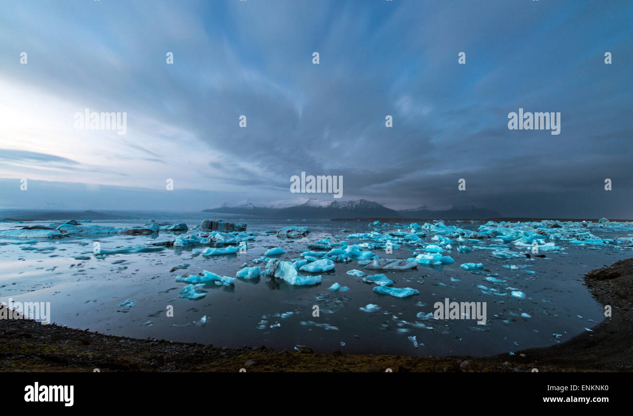 Jokulsarlon Glacial Lagoon avec ses icebergs flottants le Sud de l'Islande Banque D'Images