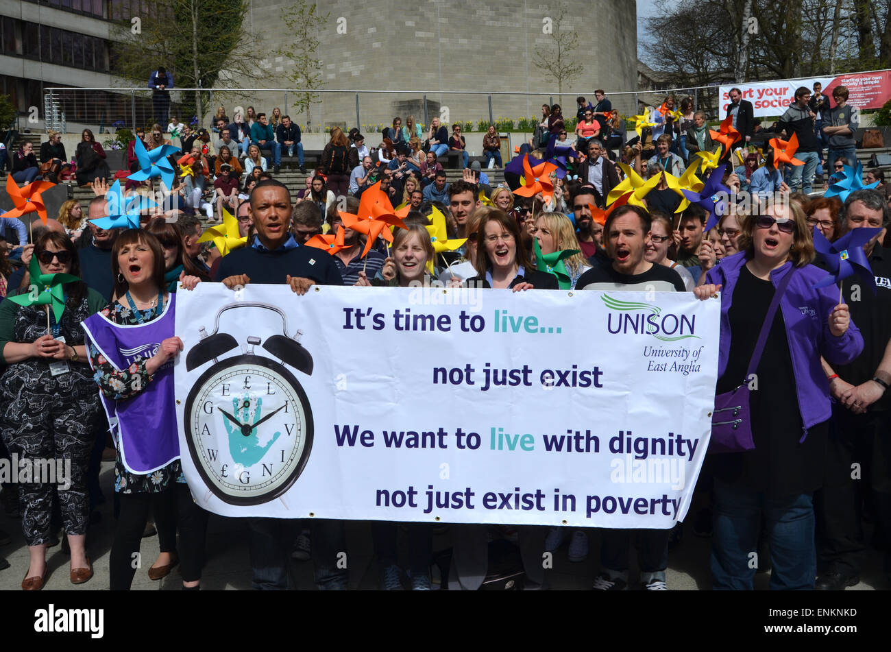L'UNISSON Vivre manifestation sur le campus de l'UEA, Norwich avec du travail du candidat Clive Lewis, Avril 2015 Banque D'Images