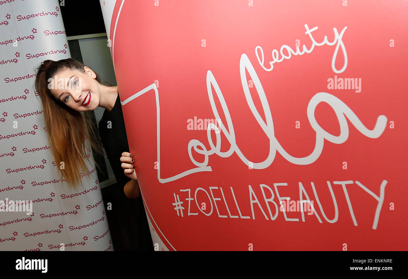 Vlogger et personnalité internet Zoe Suggs aka Zoella répond aux fans à Superdrug's store à Churchill Square à Brighton. Banque D'Images