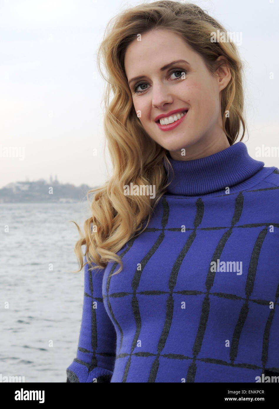 L'actrice allemande Wilma enceintes elles pose sur le Bosphore, Istanbul, Turquie, 4 avril 2015. L'actrice de Cologne est une star de la télévision en Turquie. Photo : Lena Klimkeit/dpa Banque D'Images