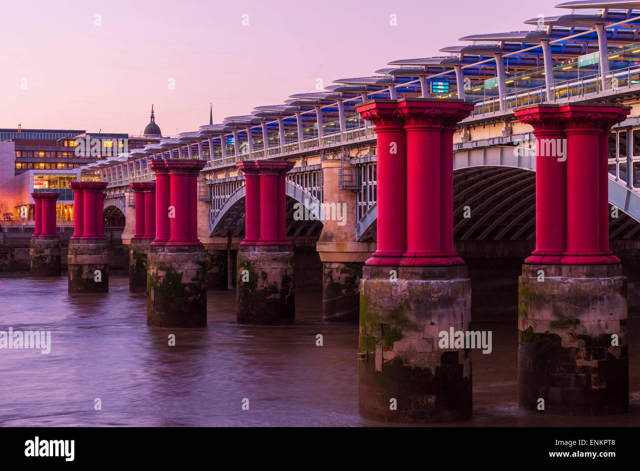 Blackfriars Bridge avec colonnes de piliers à côté de pourpre Banque D'Images