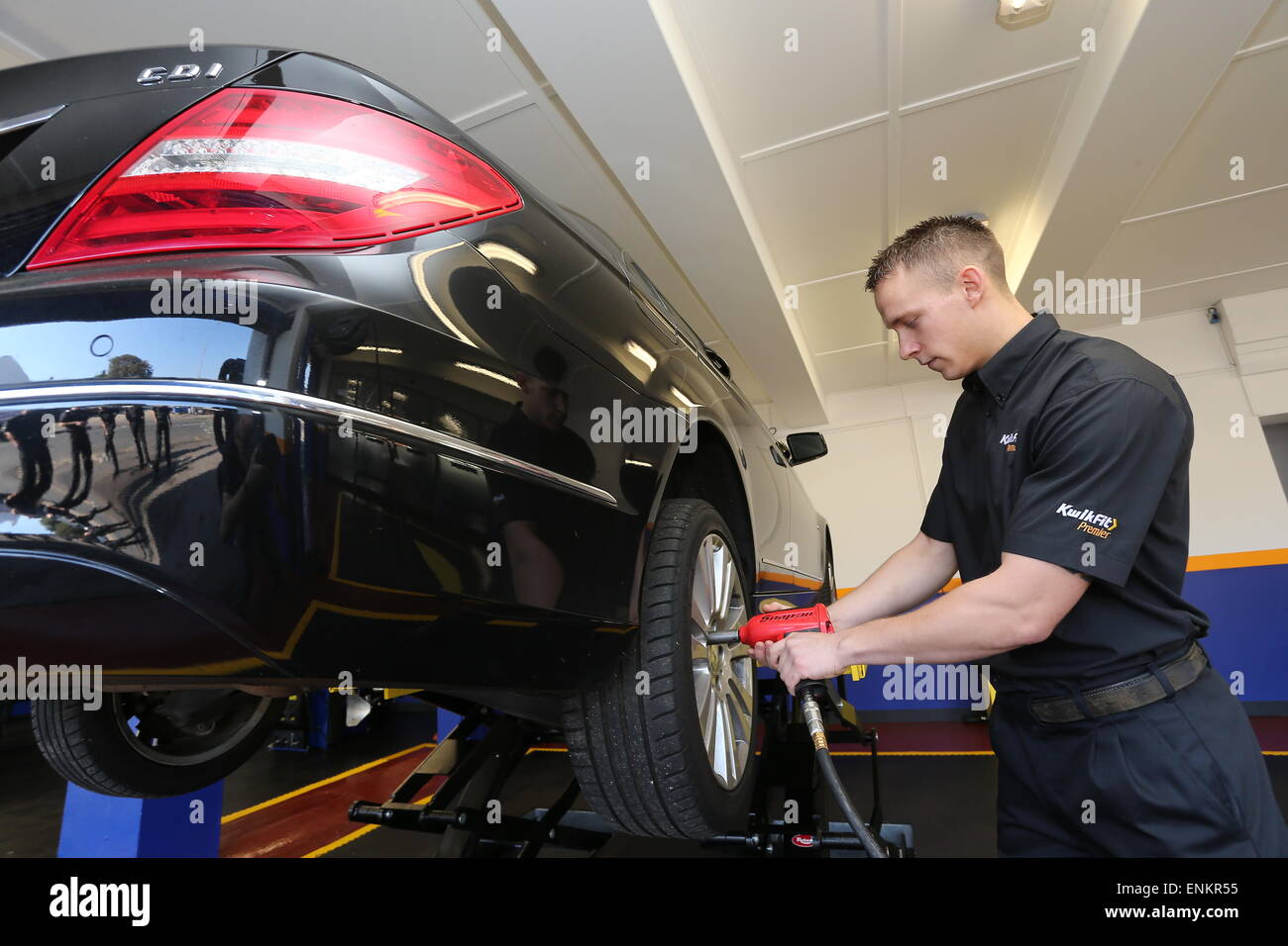 Un mécanicien Kwik Fit au travail. Photo par James Boardman Banque D'Images