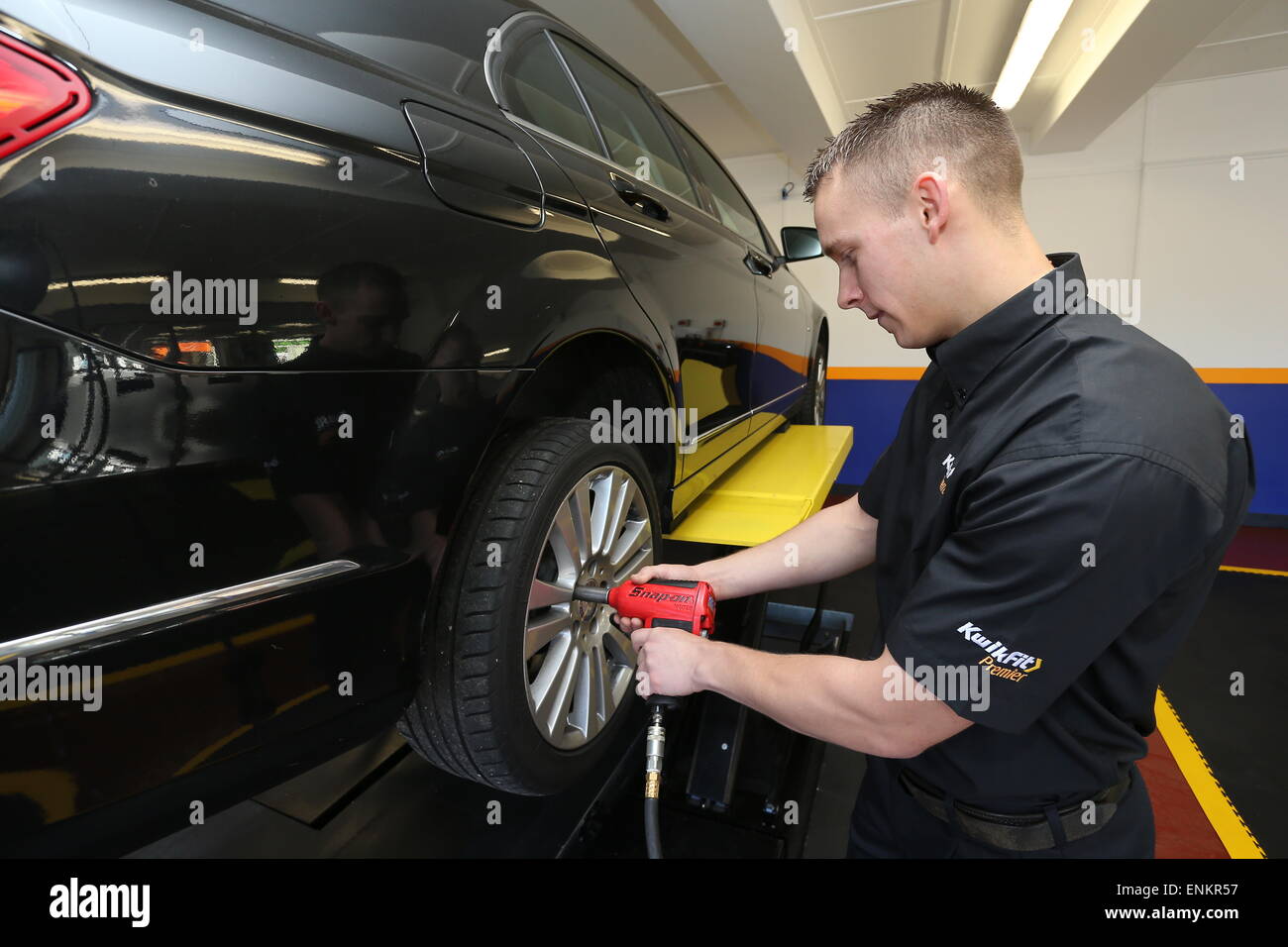 Un mécanicien Kwik Fit au travail. Photo par James Boardman Banque D'Images