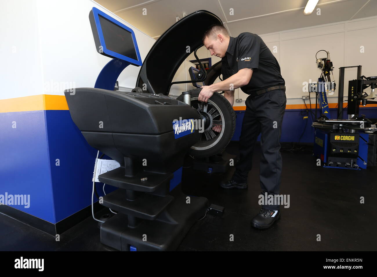 Un mécanicien Kwik Fit au travail. Photo par James Boardman Banque D'Images