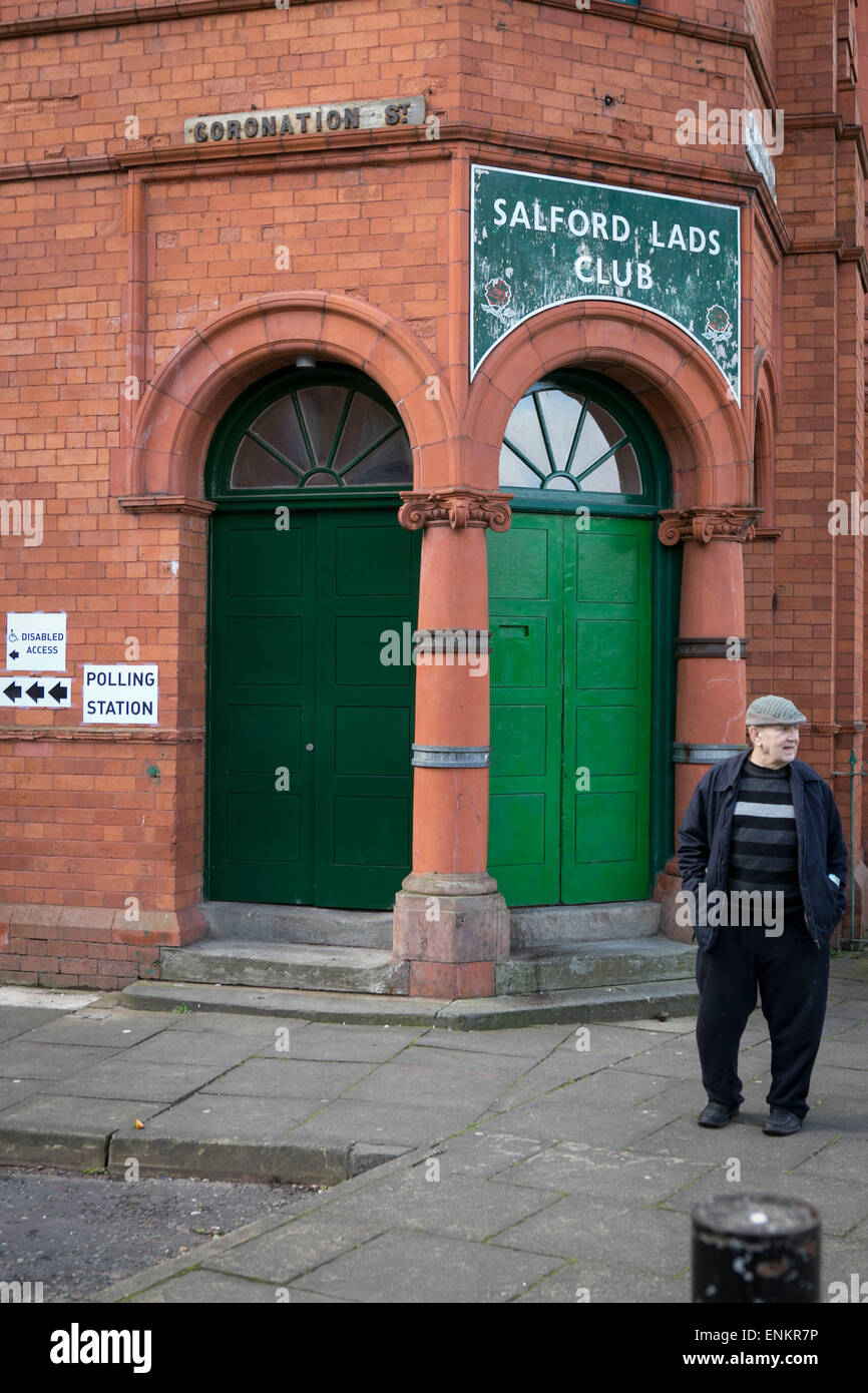Salford Lads Club étant utilisé comme bureau de scrutin pendant l'élection générale de 2015 Banque D'Images