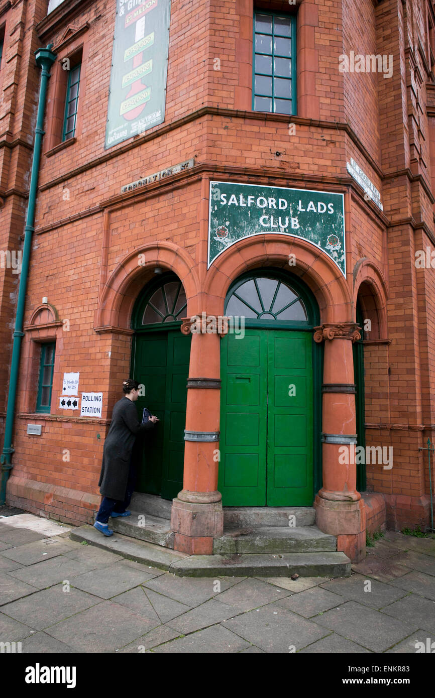 Salford Lads Club étant utilisé comme bureau de scrutin pendant l'élection générale de 2015 Banque D'Images