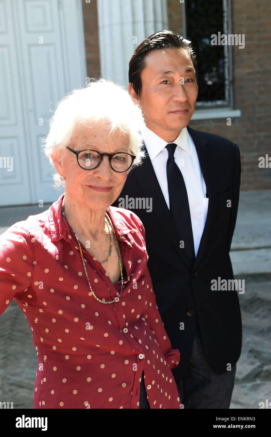 Venise, Italie. 07Th Mai, 2015. Artiste Joan Jonas et Paul Ha, directeur de l'Liste des groupes Visual Art Centre, posent dans le pavillon américain à la Biennale de Venise, Italie, 07 mai 2015. La 56e foire internationale d'art 'La Biennale di Venezia 2015" se déroulera du 09 mai au 22 novembre 2015. Photo : FELIX/HOERHAGER dpa - PAS DE FIL - SERVICE/dpa/Alamy Live News Banque D'Images