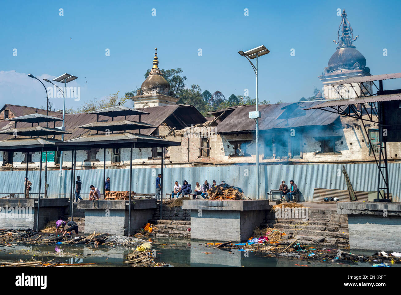 Temple de pashupatinath à Katmandou, de crémation, ghats sur les rives de la rivière Bagmati. Banque D'Images