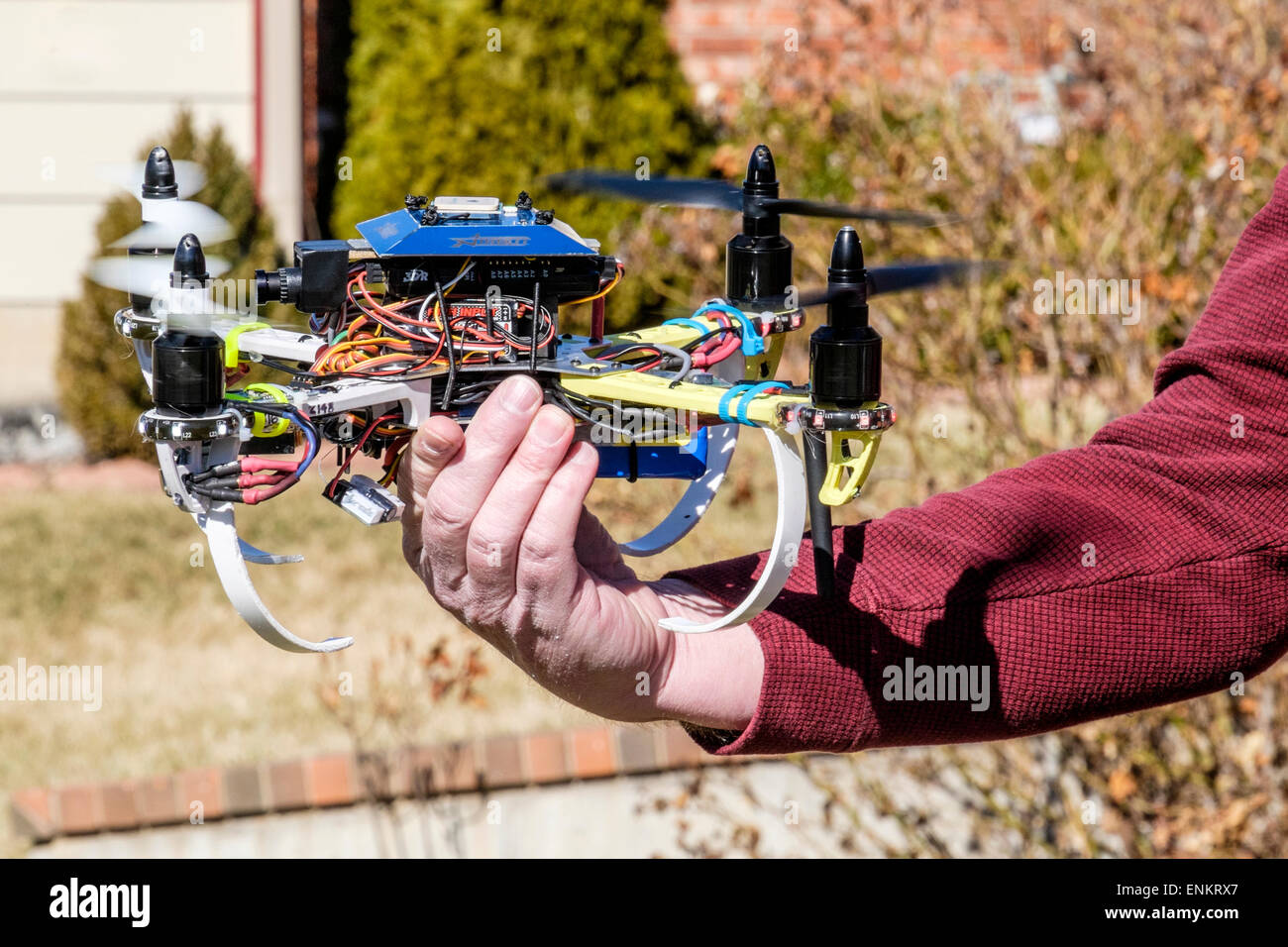 Un 50 ans caucasien homme tient sa DYI copter construite. Banque D'Images