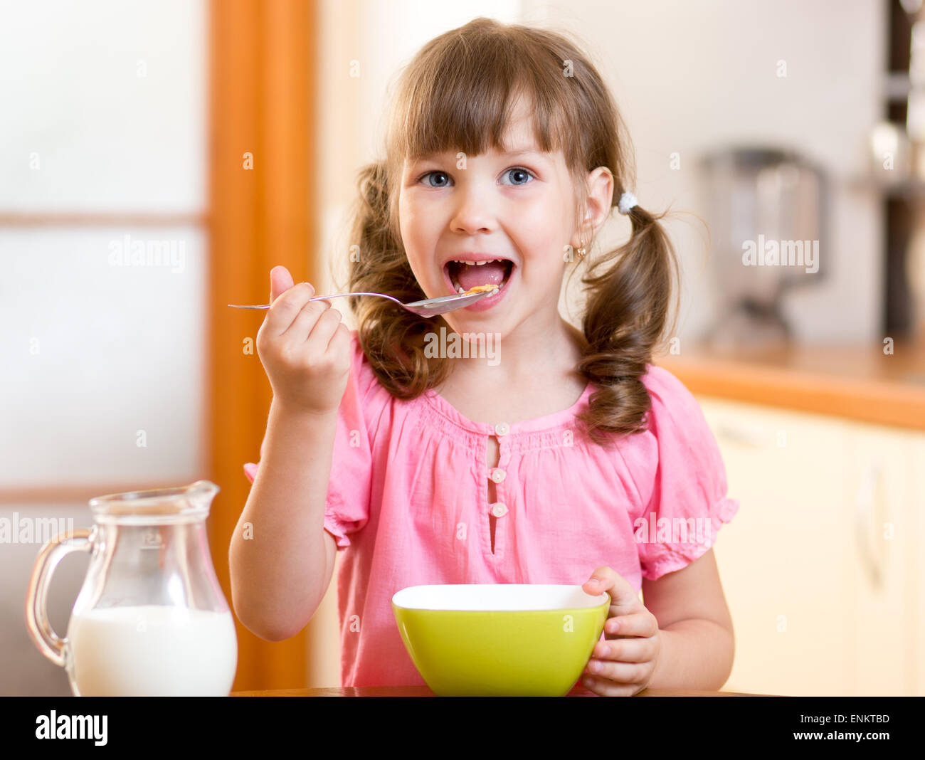 Fille enfant une alimentation saine dans la cuisine Banque D'Images