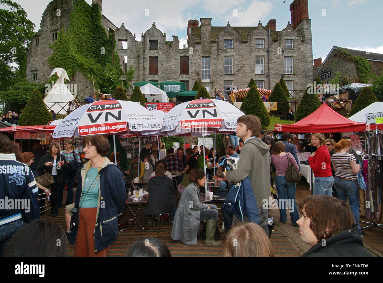 Hay-on-Wye, Powys, Wales, UK, accueil de la Hay Festival annuel, une fête du livre, montrant le château de foin dans le centre de la ville. Banque D'Images