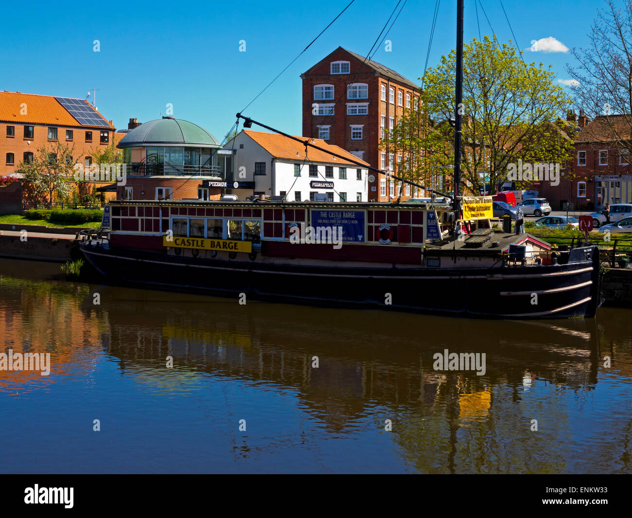 Le Château pub flottants Barge sur le fleuve Trent à Newark on Trent Nottinghamshire England UK Banque D'Images