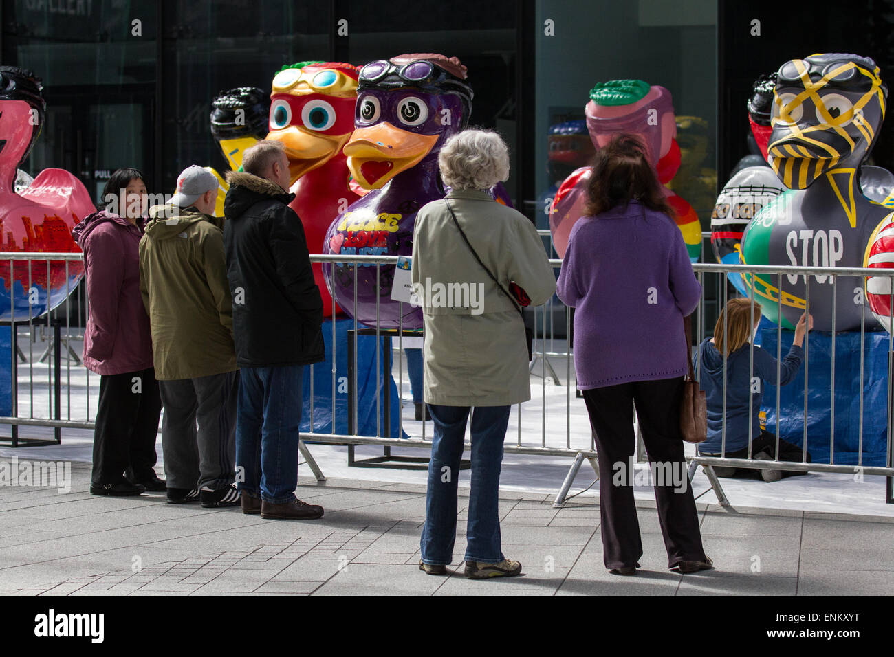 Liverpool, Merseyside, Royaume-Uni 07 Mai 2015 Canards Charité Giggles exécuter atterrissage parfait sur l'île de Mann pour le développement Riverside Festival. Une équipe d'artistes est la décoration d'une multitude de canards géants, sur le thème de l'histoire de la ville, à la vue du public au développement de l'île de Mann. Le Canard Liverpool Trail, commandé par AquaDucked, est d'être lancé sur LightNight pour présenter la créativité dynamique vivant à Liverpool ainsi qu'à recueillir des fonds et de sensibilisation pour Macmillan Cancer Support. Credit : Cernan Elias/Alamy Live News Banque D'Images