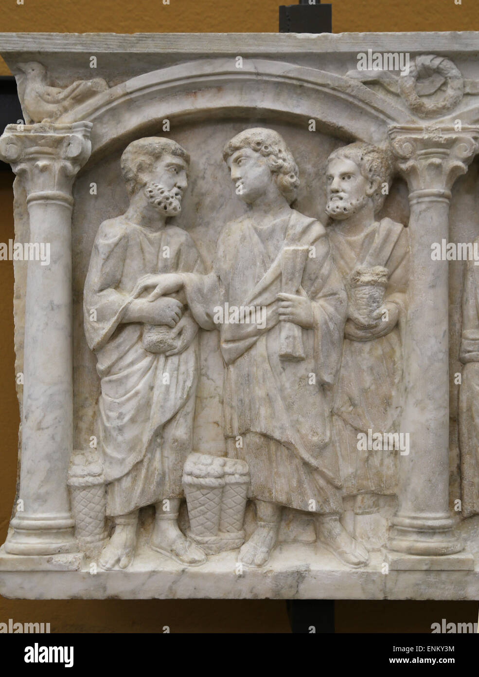 Christian-Roman. L'avant du sarcophage en colonnes. Des scènes bibliques. 350-375 AD. Multiplication des pains et des poissons. Banque D'Images