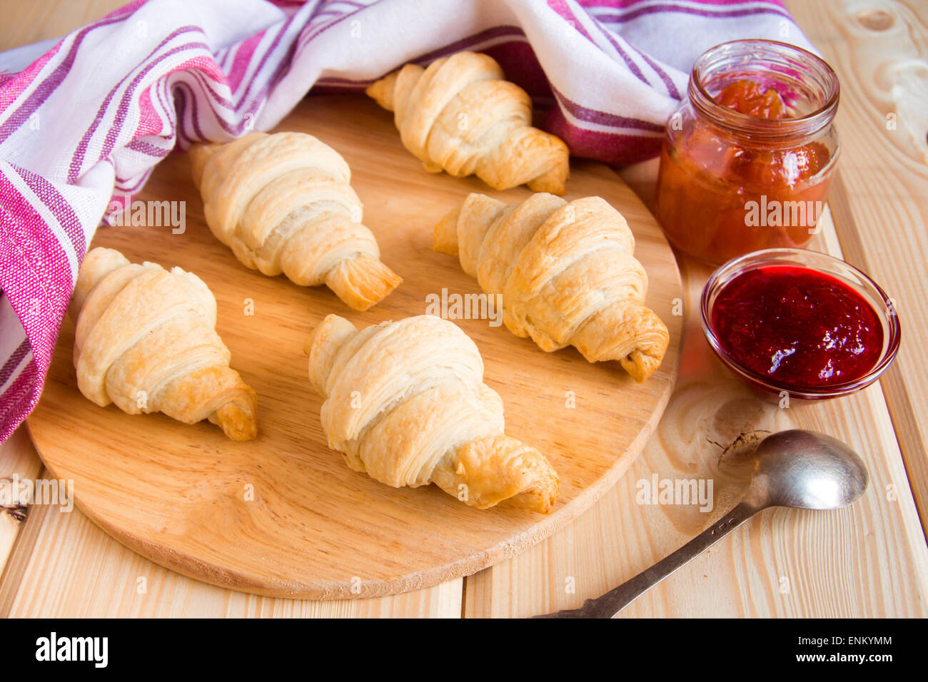 Des croissants frais fait maison avec de la confiture (confiture) sur table en bois Banque D'Images