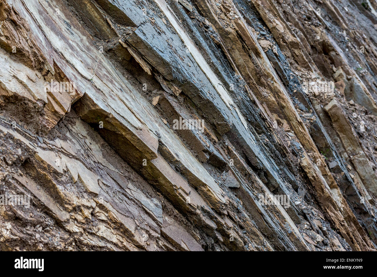 Formation rocheuse. La géologie. Couches de pierres grises et la saleté en forme de lignes diagonales. Banque D'Images