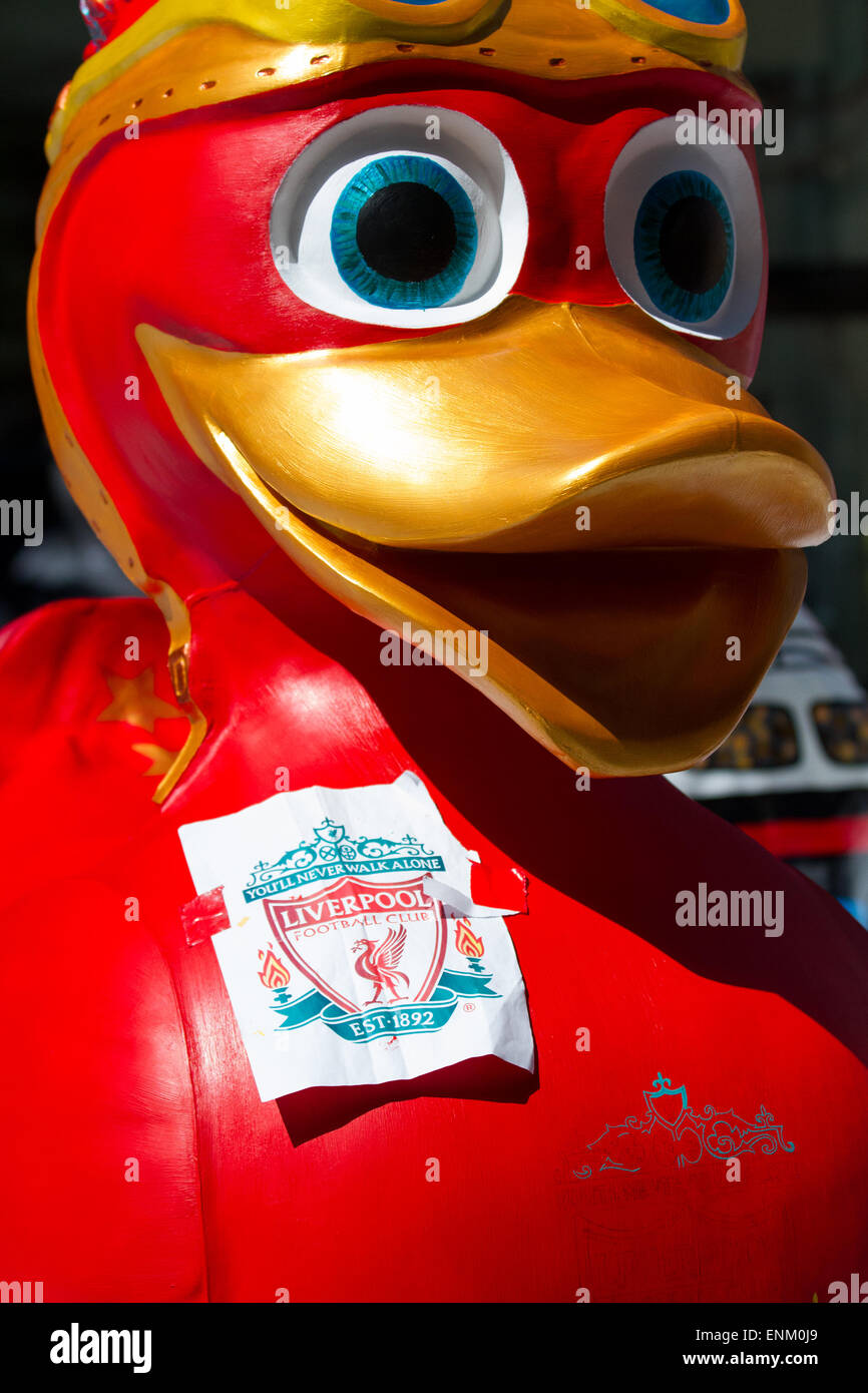 Liverpool, Merseyside, Royaume-Uni 07 Mai 2015 Canards Charité Giggles exécuter atterrissage parfait sur l'île de Mann pour le développement Riverside Festival. Une équipe d'artistes est la décoration d'une multitude de canards géants, sur le thème de l'histoire de la ville, à la vue du public au développement de l'île de Mann. Le Canard Liverpool Trail, commandé par AquaDucked, est d'être lancé sur LightNight pour présenter la créativité dynamique vivant à Liverpool ainsi qu'à recueillir des fonds et de sensibilisation pour Macmillan Cancer Support. Credit : Cernan Elias/Alamy Live News Banque D'Images