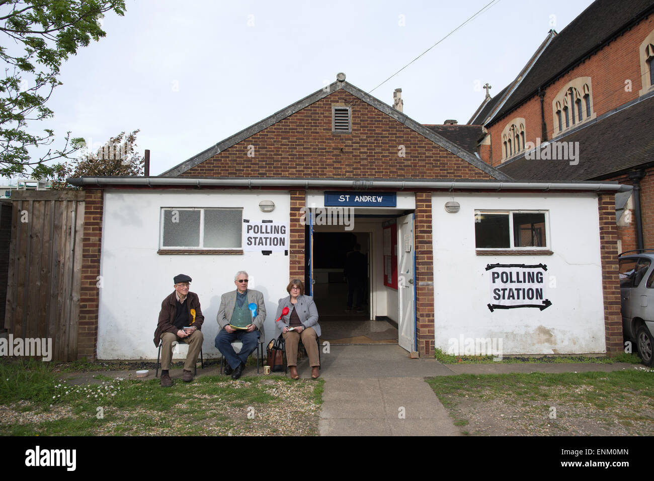 Wimbledon, Londres, Royaume-Uni. 7 mai, 2015. Élection générale : le personnel des bureaux de vote des trois principaux partis politiques conservateurs, libéraux-démocrates et du travail profiter du soleil à l'extérieur d'un bureau de vote de Wimbledon, Merton London, Greater London, Angleterre, Royaume-Uni Crédit : Jeff Gilbert/Alamy Live News Banque D'Images