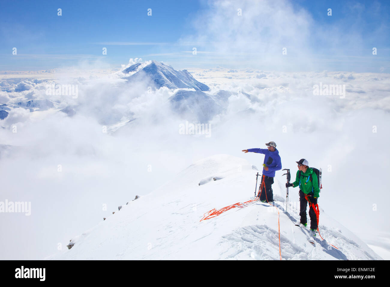 Deux Mountain Rangers prennent un repos sur la côte ouest sur le mont McKinley, en Alaska. Le mont Hunter dans l'arrière-plan. Banque D'Images