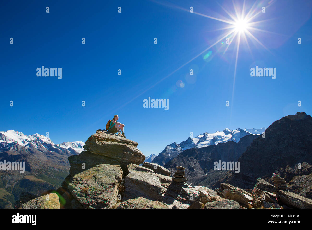 Une femelle randonneur sur haut de la Wannihorn dans les Alpes suisses. Banque D'Images