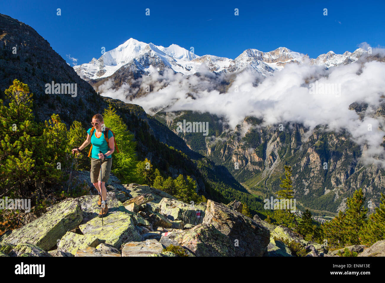 Un female hiker sur son chemin à l'Wannihorn dans les Alpes suisses. Banque D'Images
