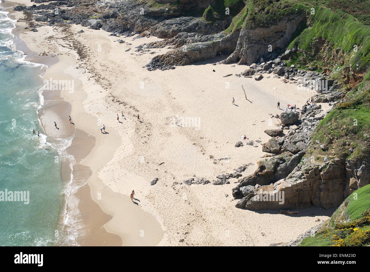 Une plage de sable blanc et d'eau bleue Banque D'Images