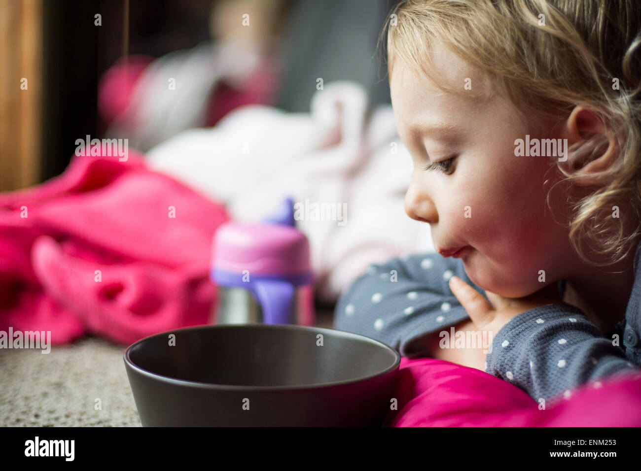Bébé fille ressemble à des collations dans bol, Portland, Oregon. Banque D'Images