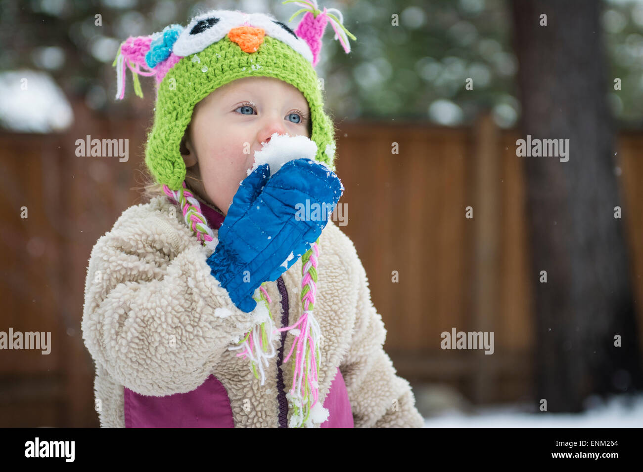 Bébé fille mange snowball, Lake Tahoe, en Californie. Banque D'Images