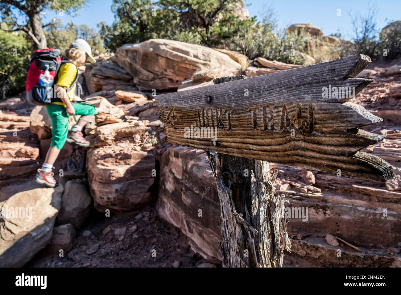 Une jeune fille en sac dans les aiguilles District de Canyonlands National Park, Monticello, Utah. Banque D'Images