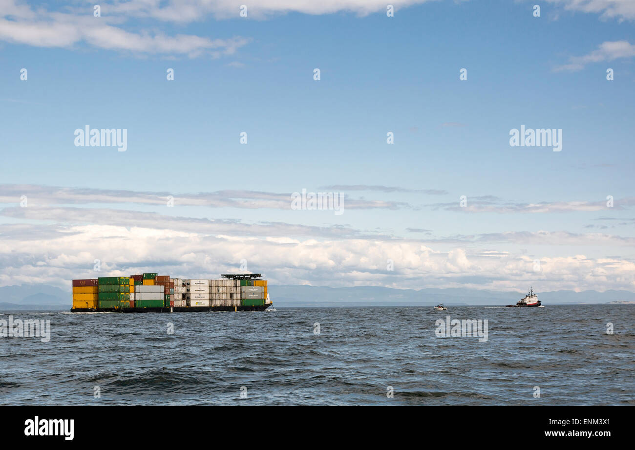 Bateau remorqueur tirant péniche avec des conteneurs de transport, Amérique, Canada, l'île de Vancouver, le passage de l'intérieur Banque D'Images