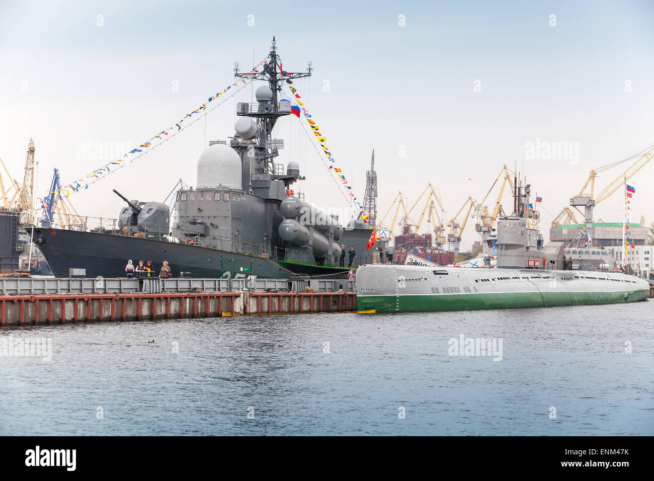 Saint-pétersbourg, Russie - 7 mai 2015 : sur le navire de la rivière Neva en prévision de la parade militaire des forces navales. Projet Banque D'Images