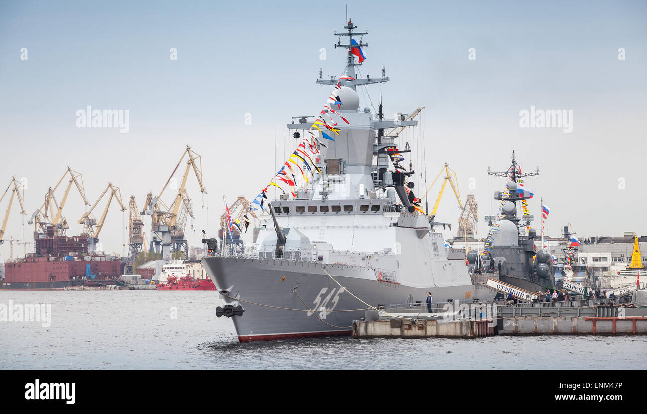 Saint-pétersbourg, Russie - 7 mai 2015 : navire de guerre Stoikiy sur la rivière Neva en prévision de la parade militaire des forces navales Banque D'Images