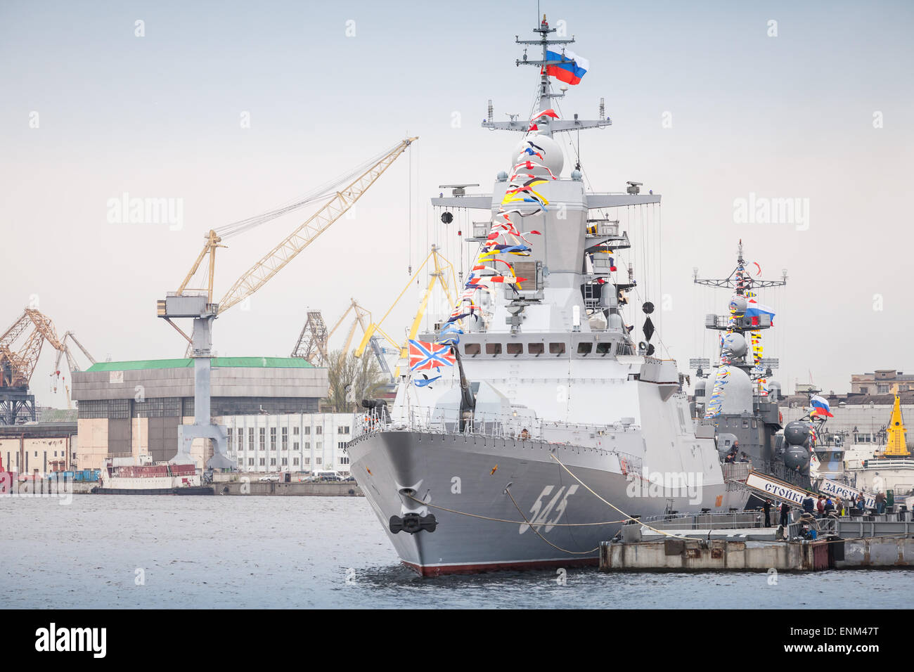 Saint-pétersbourg, Russie - 7 mai 2015 : navire de guerre Stoikiy sur la rivière Neva en prévision de la parade militaire des forces navales Banque D'Images