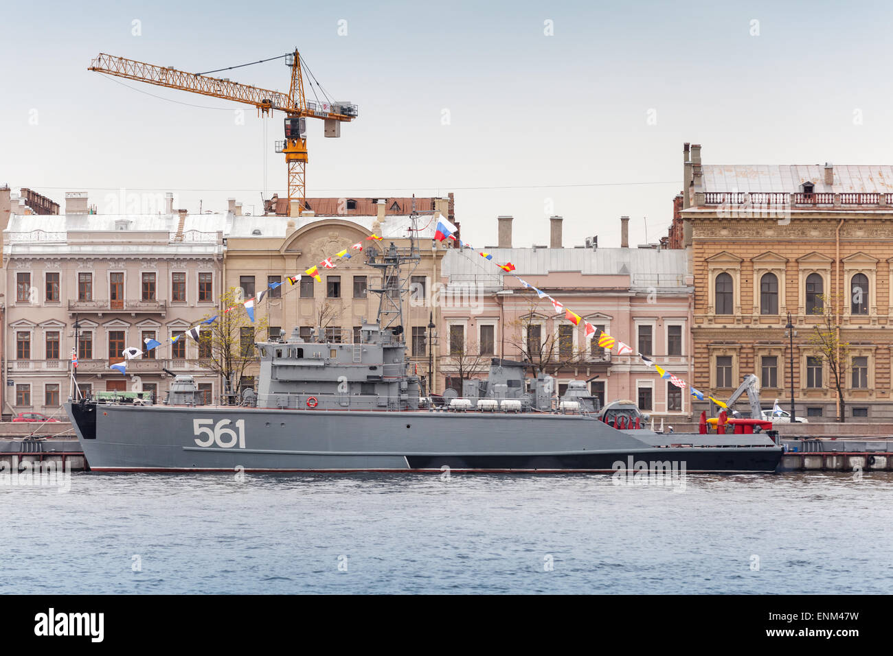 Saint-pétersbourg, Russie - 7 mai 2015 : Guerre se dresse sur la rivière Neva en prévision de la parade militaire des forces navales. Banque D'Images