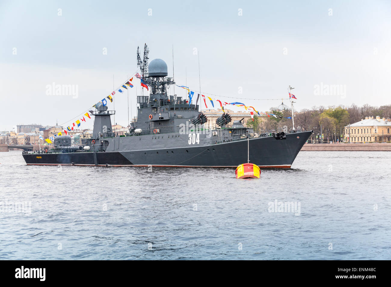 Saint-pétersbourg, Russie - 7 mai 2015 : peuplements Navire amarré sur la rivière Neva en prévision de la parade militaire de la marine Banque D'Images