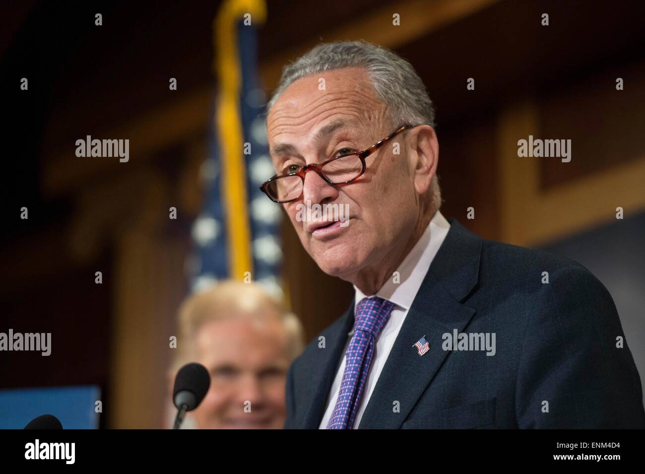 Le sénateur démocrate Chuck Schumer américain se joint à d'autres sénateurs en vue d'une conférence de presse téléphonique pour plus d'investissement en infrastructure Le 7 mai 2015 à Washington, DC. Banque D'Images