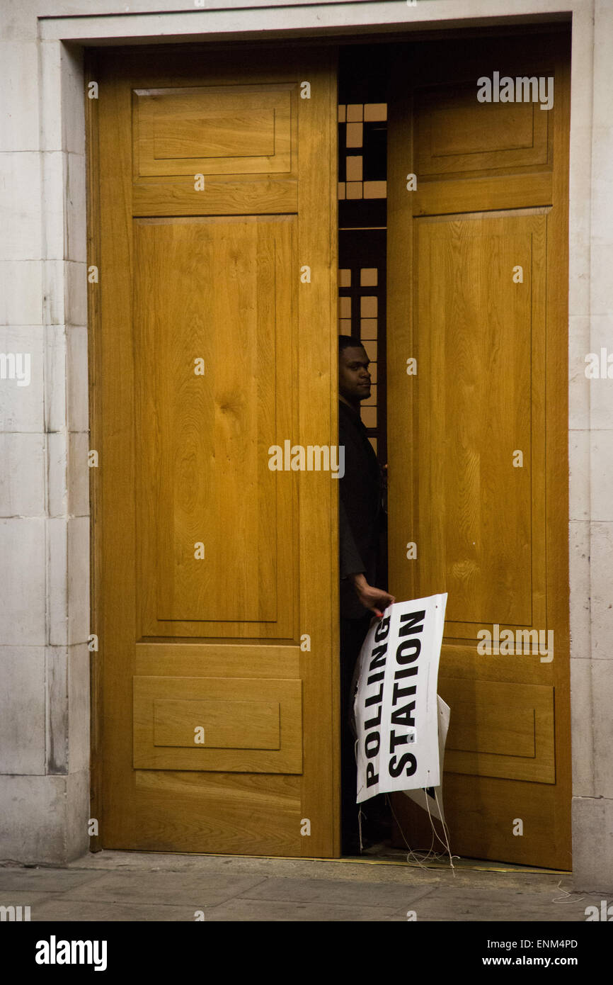 Hackney, Londres, Royaume-Uni. 07Th Mai, 2015. Après une longue journée de vote à travers le pays l'lors de l'élection générale la fermeture des bureaux de vote. Un bureau de scrutin à l'hôtel de ville de Hackney prend vers le bas la signalisation peu après 10h00. Credit : Kristian Birsfelden/Alamy Live News Banque D'Images