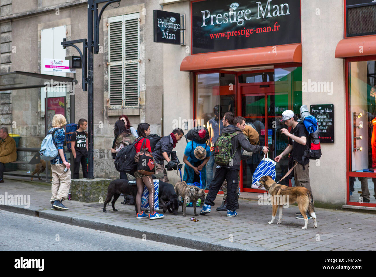 Les adolescents de randonnée avec des chiens au centre de Bourges en France Banque D'Images