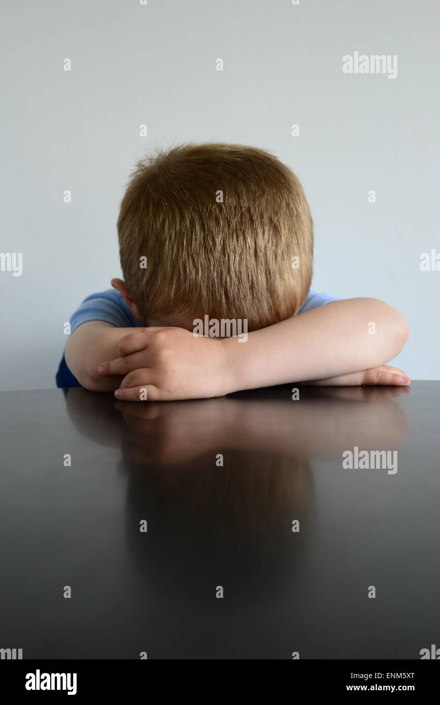 Un petit garçon contrarié. Photo : Scott Bairstow/Alamy Banque D'Images