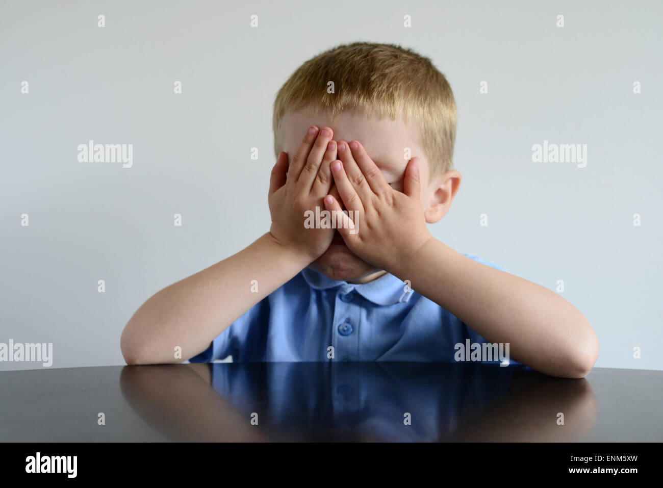 Un petit garçon contrarié. Photo : Scott Bairstow/Alamy Banque D'Images