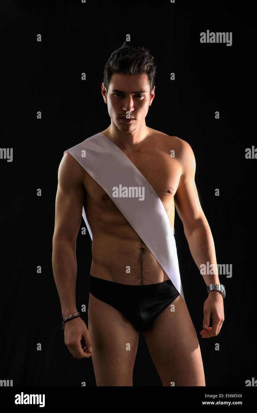 Beau mec torse nu ou une écharpe ruban gagnante Photo Stock - Alamy