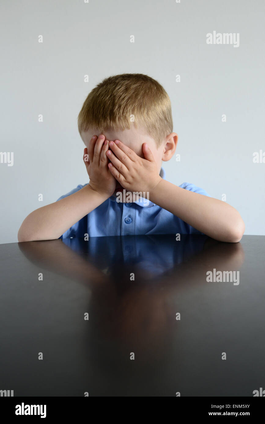 Un petit garçon contrarié. Photo : Scott Bairstow/Alamy Banque D'Images