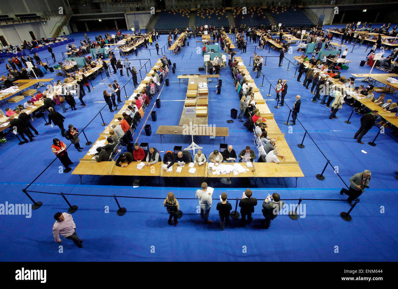 Londres, Royaume-Uni. 7 mai, 2015. Au Dépouillement des votes à compter un centre de dépouillement à l'Emirates Arena de Glasgow, Ecosse, Grande Bretagne, le 7 mai 2015. Le parti conservateur a remporté plus de sièges à la Chambre des communes, mais n'a pas réussi à obtenir la majorité absolue dans l'élection générale, un sondage commandé par la BBC, ITV News et Sky News jeudi soir prévu. Source : Xinhua/Alamy Live News Banque D'Images