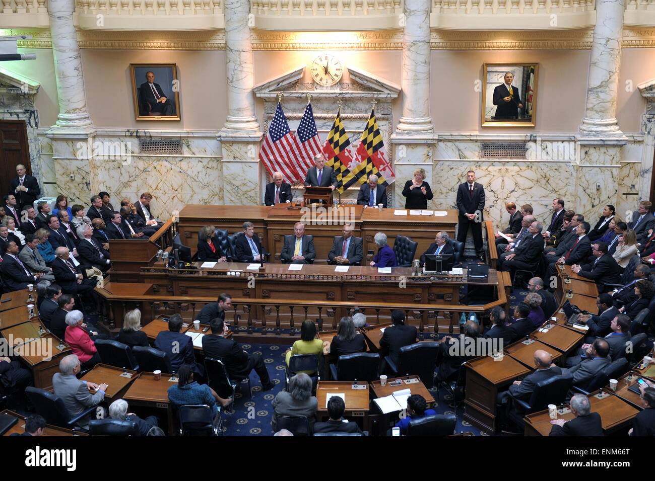 Gouverneur du Maryland Larry Hogan porte sur l'ensemble pendant l'état de l'État discours prononcé le 4 avril 2015 à Annapolis (Maryland). Banque D'Images