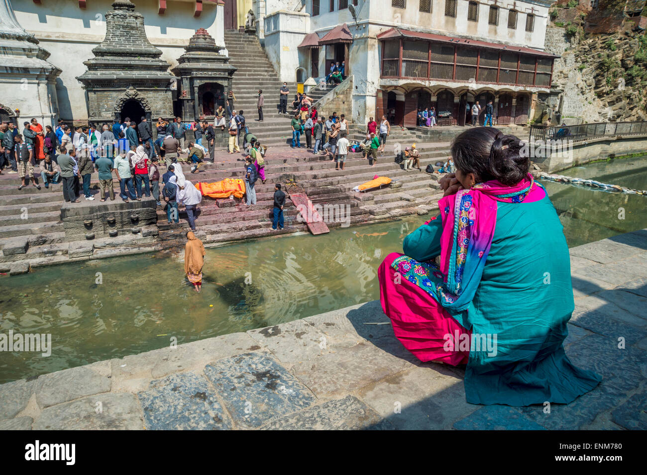 Temple de pashupatinath à Katmandou. Une famille est en attente d'une prochaine cérémonie de crémation d'un corps mort. Banque D'Images